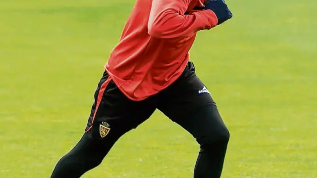 Sergio Gil circula la pelota en un entrenamiento con el Real Zaragoza.