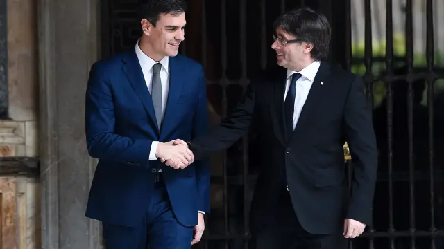 El presidente de la Generalitat, Carles Puigdemont (d), y el secretario general del PSOE, Pedro Sánchez