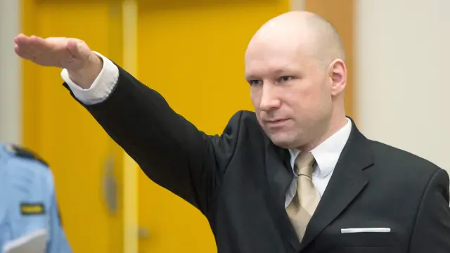 Breivik realiza el saludo nazi ante el tribunal que le juzga
