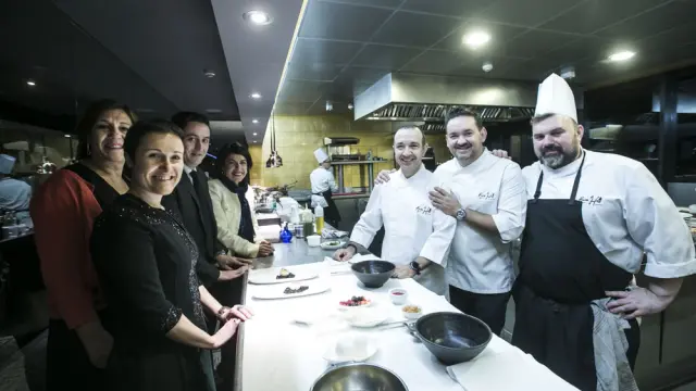 Isabel Baquedano, Charo Cenis, Eloy Ascaso, Raquel Baldellou, Iván Acedo, Raúl Marqueta y Óscar Rodríguez, en la cocina de River Hall.