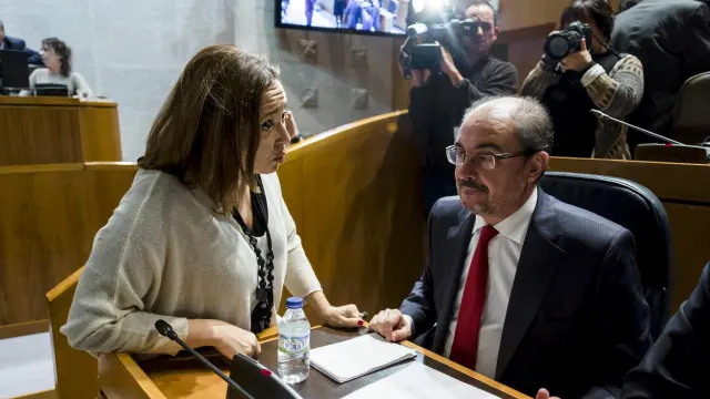 Mayte Pérez y Javier Lambán durante el pleno de este jueves en las Cortes de Aragón