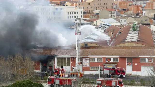 La fábrica de Galletas Asinez de Valdefierro durante el incendio ocasionado en la madrugada del miércoles.