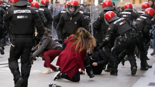 ?Nueve detenidos y graves incidentes en Vitoria en una huelga contra la Lomce