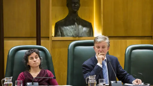Luisa Broto y Pedro Santisteve durante un pleno en el Ayuntamiento de Zaragoza