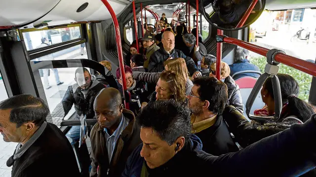 La huelga ha aumentado la ocupación de los autobuses durante los paros, como en esta imagen de ayer mismo.