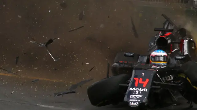 Momento del accidente que ha sufrido Fernando Alonso en Australia.
