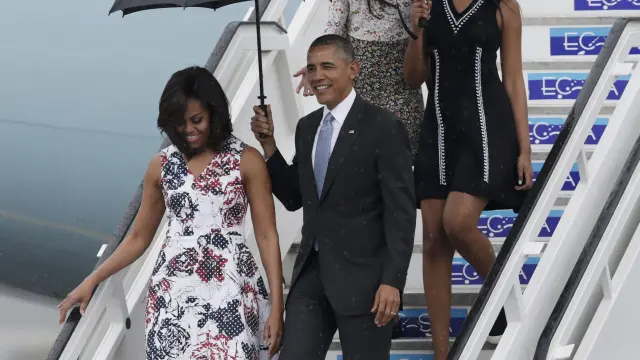 Obama y su familia a su llegada a Cuba.
