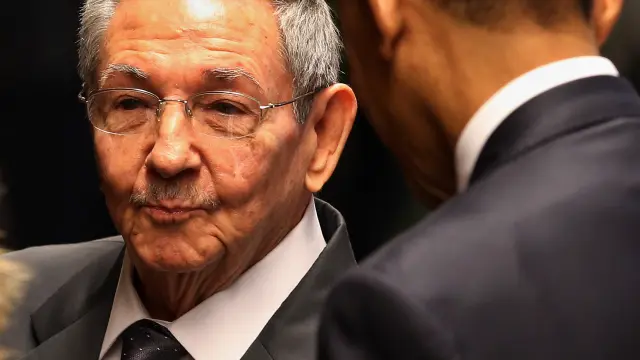 Raúl Castro recibiendo al presidente de Estados Unidos, Barack Obama.