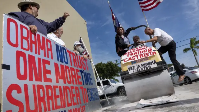 Exiliados cubanos en Miami se manifiestan contra la visita de Barack Obama a Cuba.