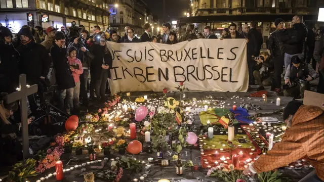 Varias personas se reúnen en la plaza Bourse de Bruselas tras los atentados.