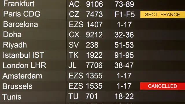 Imagen del aeropuerto de Ginebra (Suiza), en la que se muestra la cancelación de los vuelos a Bruselas.