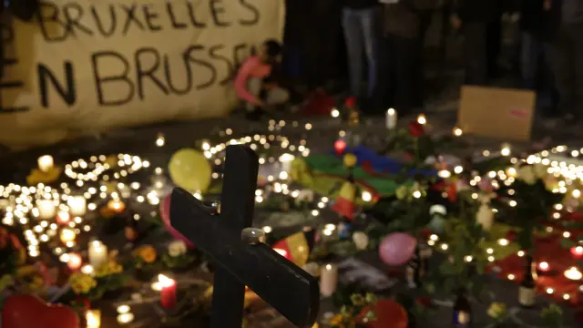 Homenaje a las víctimas, frente al edificio de la Bolsa en Bruselas.