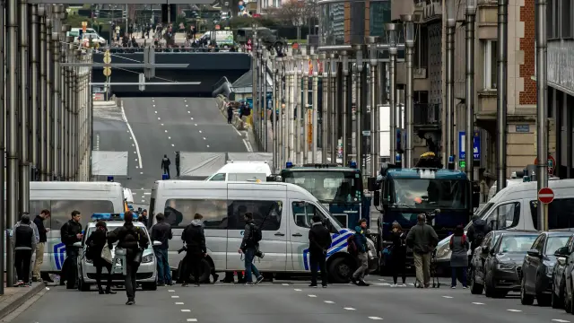 La Policía cierra el paso a la estación de metro de Maalbeek.