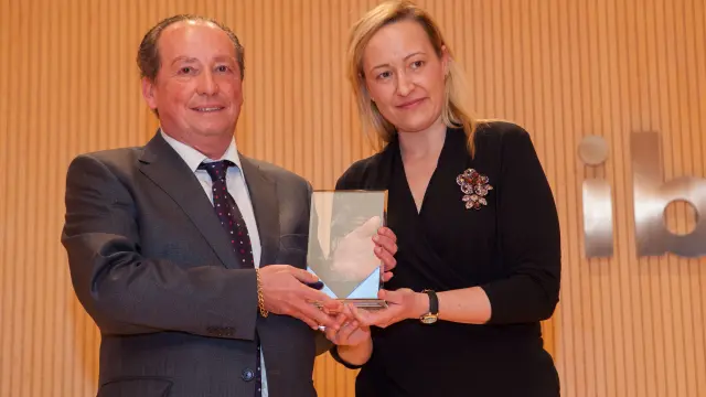 Marta Gastón, consejera de Economía de la DGA, fue la encargada de entregar el premio  de innovación a Alfonso Biel, director general de Sphere Group Spain.