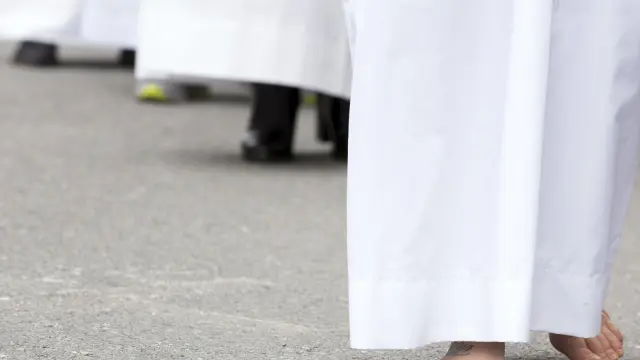 Los pies descalzos de un cofrade, en una procesión en Ávila.