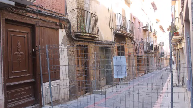 Imagen de la calle Mayor de Monzón cortada tras el derrumbamiento de una casa.