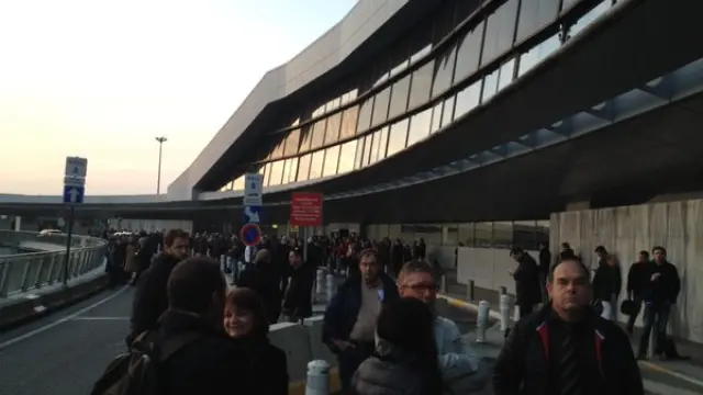 Decenas de viajeros en el exterior del aeropuerto de Toulouse.