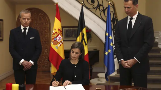Firma en el libro de condolencias en la residencia del embajador de Bélgica en España.
