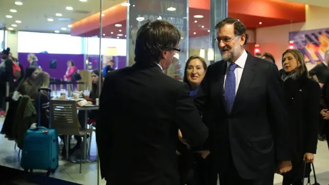 Saludo entre Rajoy y Puigdemont durante el homenaje a las víctimas de Germanwings.
