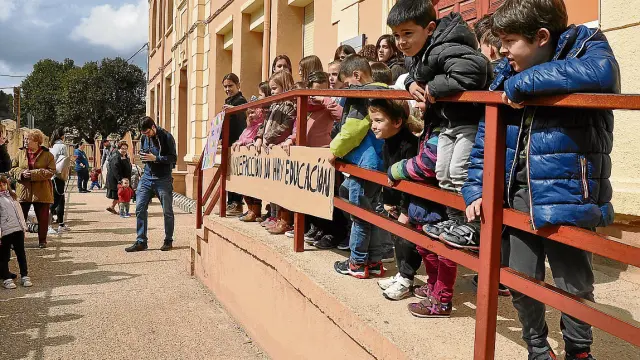 Padres y alumnos se concentraron ante el colegio el pasado lunes para reclamar soluciones.