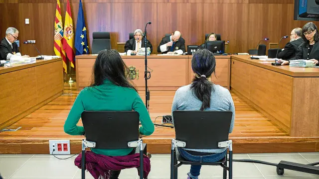 Las dos acusadas, durante el juicio celebrado en la Audiencia Provincial de Zaragoza.