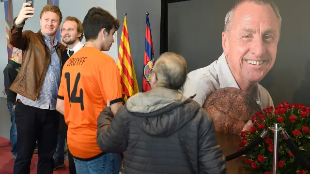 Aficionados dan su último adios a Johan Cruyff en el Camp Nou.