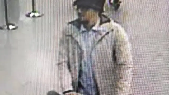 Fayçal Cheffou en el aeropuerto de Bruselas minutos antes del atentado.