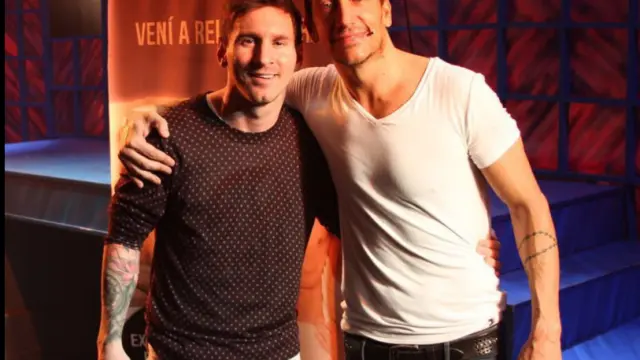 Leo Messi junto a su amigo Nicolás Vázquez en el teatro.