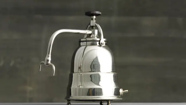 El modelo de cafetera que se exhibe en la sala Siglo XX del Muncyt puede considerarse el equivalente de la época (principios de los cuarenta) a las actuales máquinas Nespresso.
