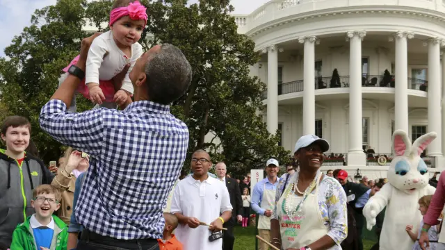 Obama juega con una niña en la tradicional celebración de Pascua en la Casa Blanca.