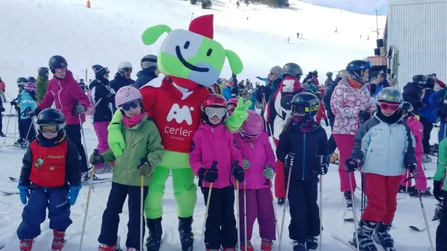 Participantes del cursillo de esquí comarcal