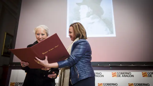Mayte Pérez hace entrega del Premio Aragón-Goya 2015 a la artista oscense Teresa Ramón.