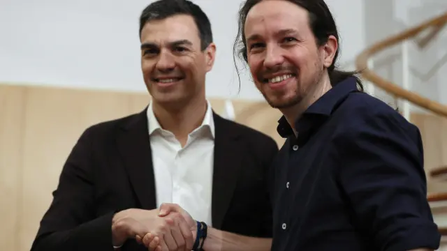 Los líderes del PSOE, Pedro Sánchez (i), y de Podemos, Pablo Iglesias (d), al inicio de la reunión que han mantenido hoy