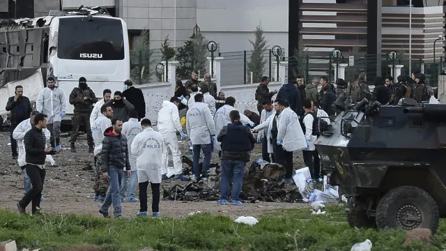 Una imagen tras el atentado en un autobús policial de Turquía