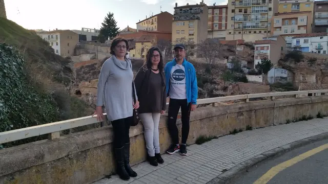 Los concejales de Ganar Teruel visitan el puente de la Reina.