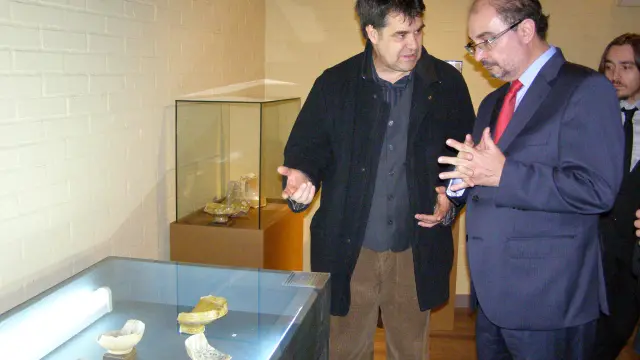 El presidente del Gobierno de Aragón atiende las explicaciones del director del centro durante su inauguración.