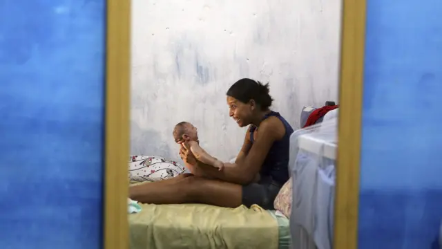 Una mujer brasileña, junto a su hijo con microcefalia debido al zika