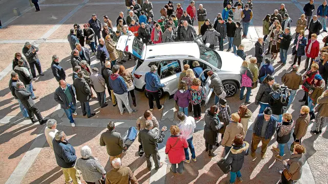 Vecinos contemplan en la plaza de España de Ateca el vehículo que llevará el nombre de su pueblo por todo el mundo.