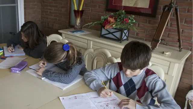 Dos niños haciendo deberes