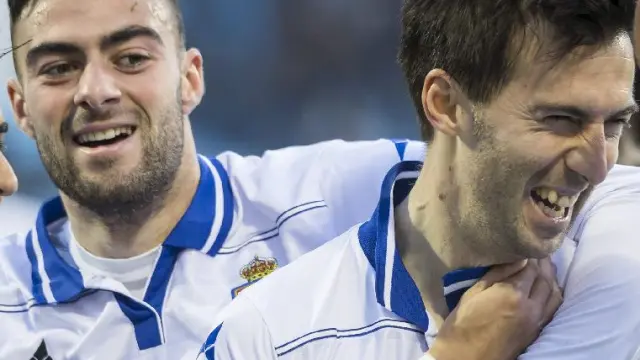Rico y Lanzarote, dos de los advertidos de suspensión por cuatro amarillas, celebran un gol ante el Lugo.