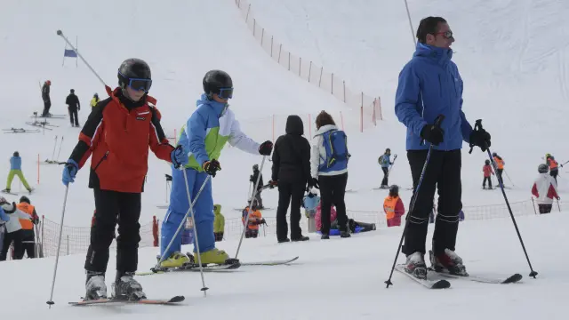 Numerosos esquiadores disfrutaron ayer de la nieve en la estación de Candanchú.