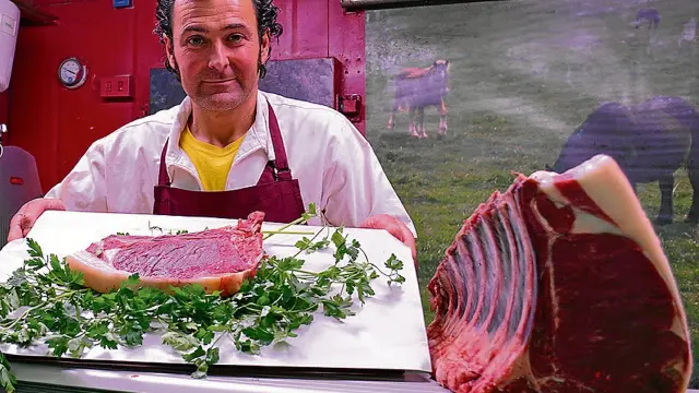 David Escudero, en su puesto del Mercado Central de Zaragoza especializado en carne de equino.