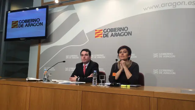 Ricardo Almalé, director general de Planificación y Formación Profesional, e Isabel Casbas, directora del Servicio Provincial de Zaragoza.