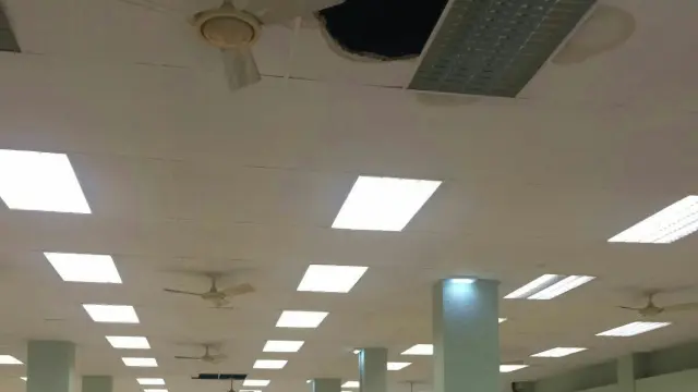 Un falso techo se ha caído en la sala de estudio del pabellón de Filología.