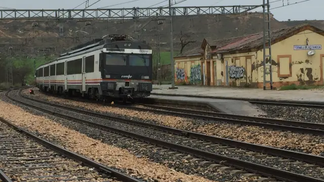 El tren averiado, en la estación de El Tormillo, próxima a Monzón.