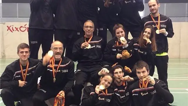 Jugadores y técnicos del Líder Ocasión Huesca, con sus medallas de campeones.