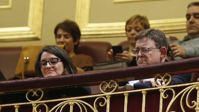 El presidente de la Generalitat Valenciana, Ximo Puig, y la vicepresidenta, Mónica Oltra, en la tribuna de invitados del Congreso de los Diputados.