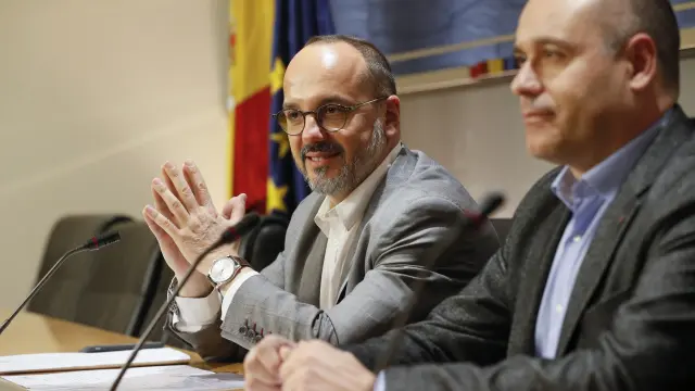 Los diputados de DiL, Carles Campuzano, y ERC, Jordi Salvador, en rueda de prensa sobre la proposición no de ley de la subida del salario mínimo interprofesional.