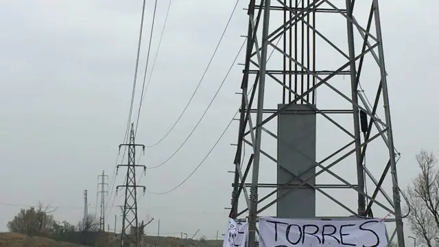 Pancartas en las torres de alta tensión
