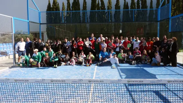 Participantes de la jornada de puertas abiertas al pádel adaptado, que se celebró en el club Pádel Zaragoza el pasado 2 de abril.